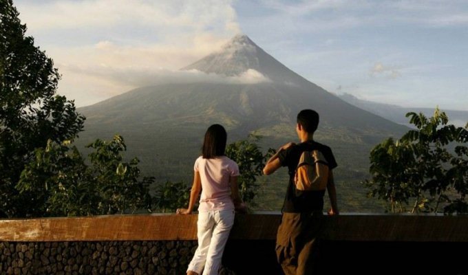 Извержение вулкана на Филиппинах (8 фото)