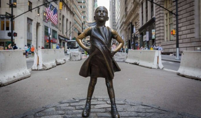 История памятника “Бесстрашная девочка” напротив биржи NYSE (4 фото)