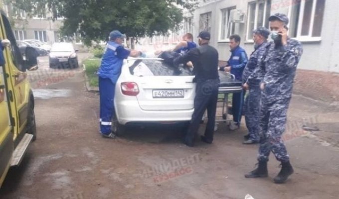 В Кемерово мужчина выпал из окна и приземлился на припаркованный автомобиль (2 фото + видео)