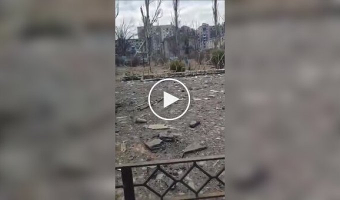The occupiers walk through the bombed and deserted Avdiivka