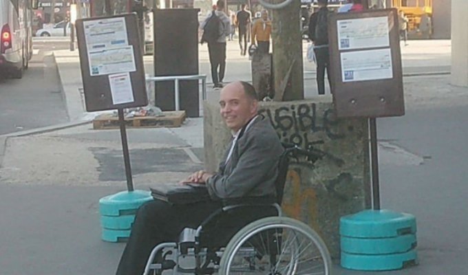 В Париже водитель автобуса выгнал всех пассажиров, которые не пускали мужчину в инвалидном кресле (4 фото)