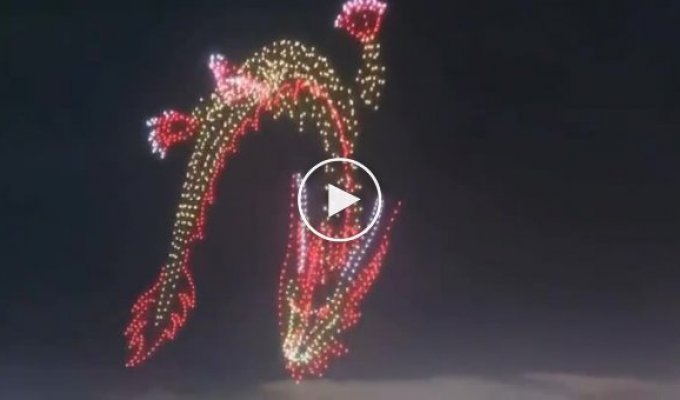 Огромного дракона из дронов запустили в небо в Китае