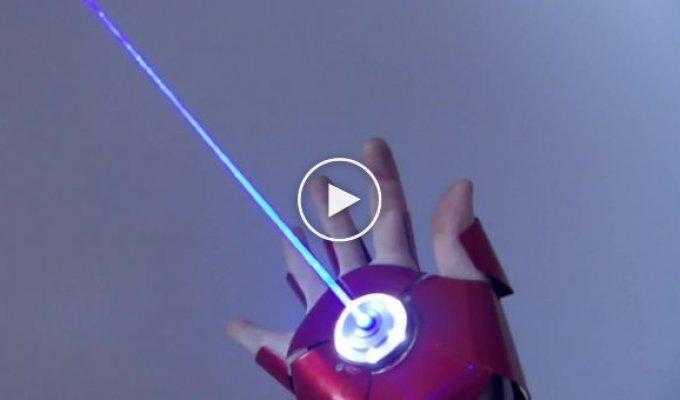 Фанат лазеров из Германии, создал перчатку Железного человека