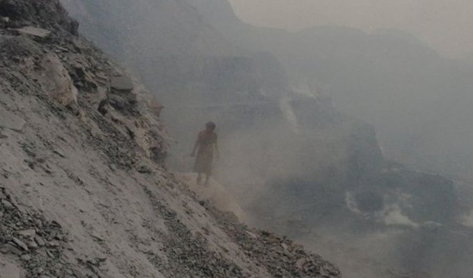 Индийский фотограф получил награду за снимки векового пожара на угольной шахте (11 фото)