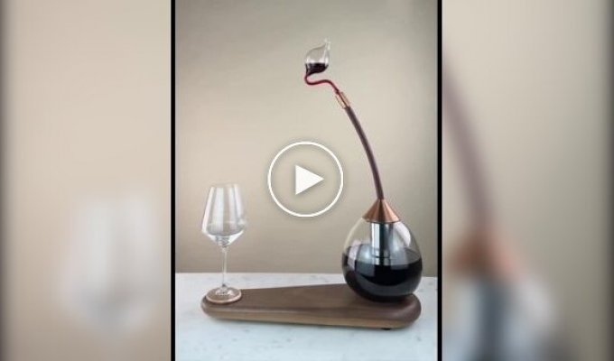 Графин, который сам наливает напиток в бокал