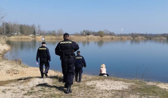 Полиция Чехии оштрафовала нудистов, загоравших без защитных масок (3 фото)