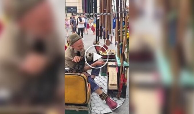 Уличный музыкант в Португалии использует куриц в своем оркестре