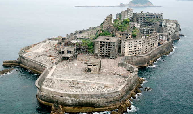 Остров Хасима: почему японцы резко покинули процветающий остров? (5 фото)