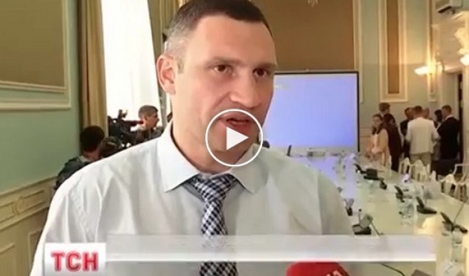 Виталий Кличко неожиданно поцеловал журналистку   