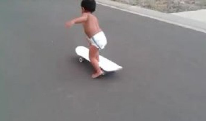 Двухлетний мальчик на скейте