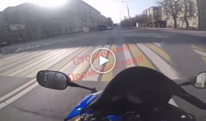 Закономерный итог быстрый мотоциклист столкнулся с автомобилем в Москве