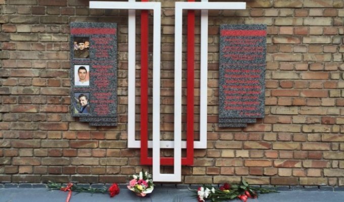 В Киеве появился памятник сябрам, погибших на Майдане и в зоне АТО (6 фото)
