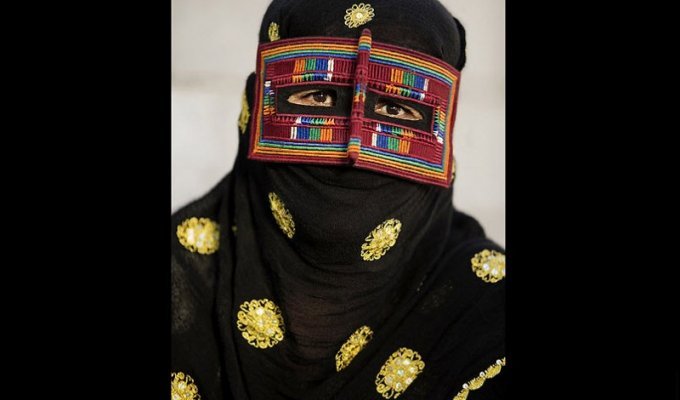 Традиционные маски у иранских женщин (18 фото)