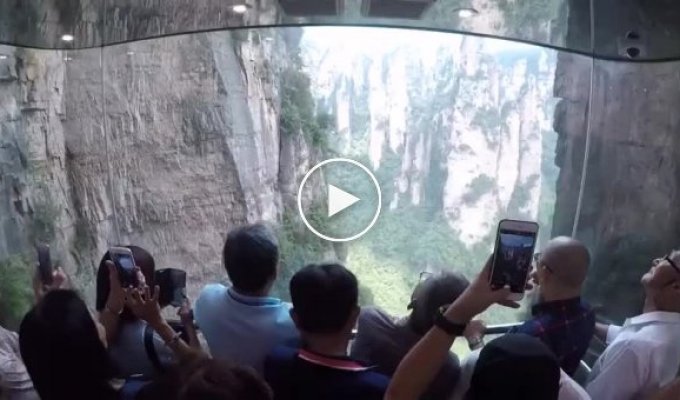Двухэтажный лифт, построенный на склоне скалы в Китае