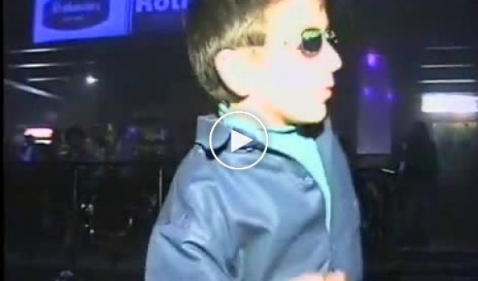 Русский ребенок на дискотеке