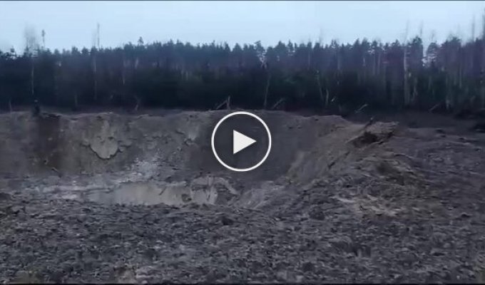 Воронка на месте падения сбитой на Киевщине российской ракеты