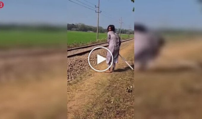 Как воруют телефоны у пассажиров поездов в Пакистане