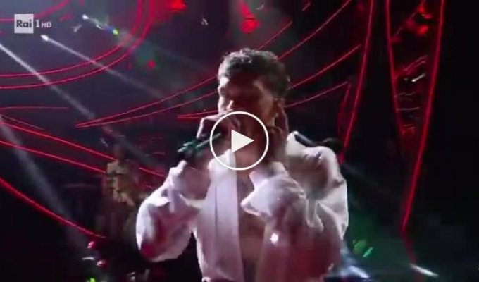 Итальянский певец психанул и устроил погром на сцене