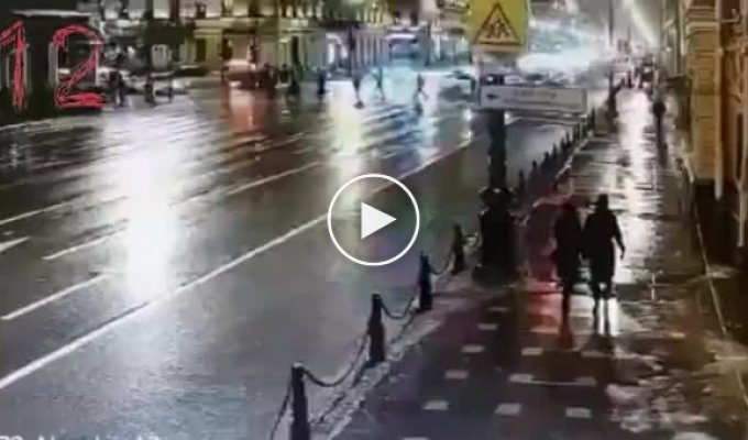В центре Петербурга машина сбила двух человек на пешеходном переходе, один мужчина погиб