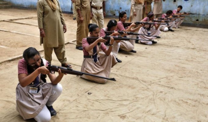 Женщины с оружием в Индии (18 фото)