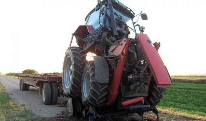 Трактор попал в аварию (4 фото)