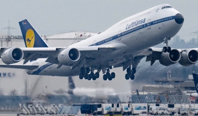 Жёсткая посадка двухпалубного Boeing 747 (4 фото + 1 видео)