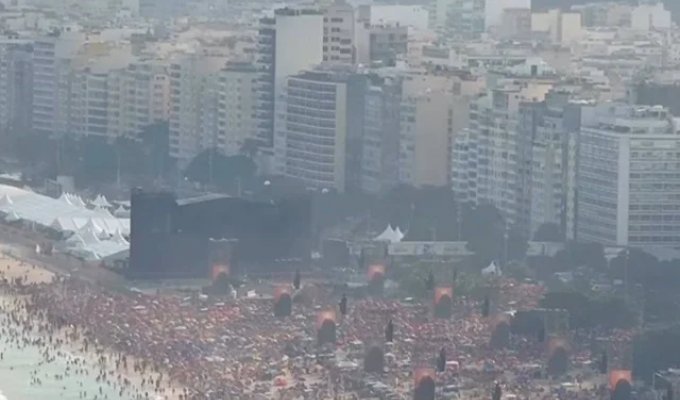 Шакира собрала тысячи зрителей на бесплатном концерте на пляже Копакабана в Рио (фото + 3 видео)