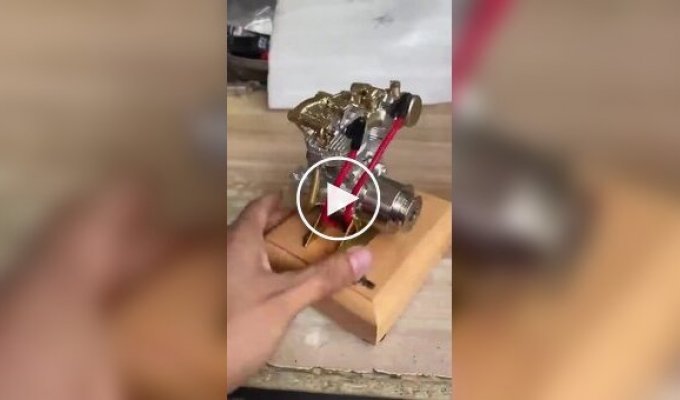 Золотые руки: невероятный миниатюрный двигатель мотоцикла