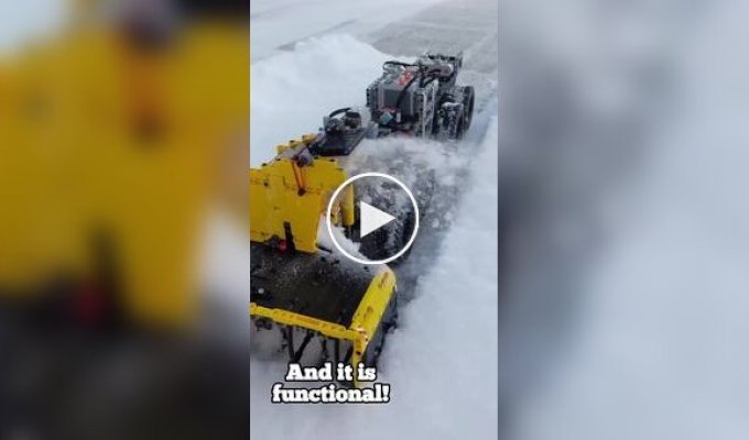 Из LEGO собрали снегоуборочную машину