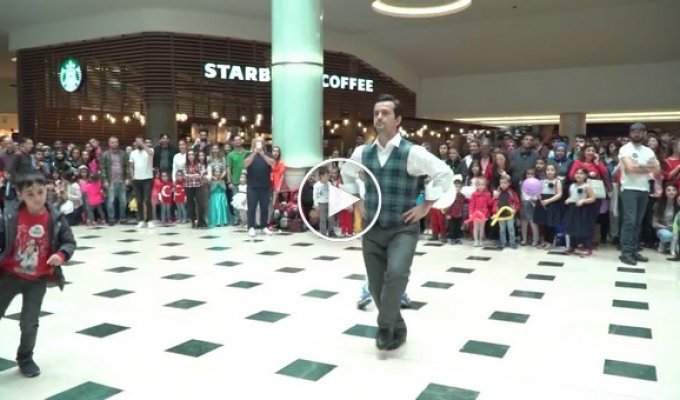 23-го апреля в торговом центре Стамбула выступили с неожиданным танцевальным флешмобом