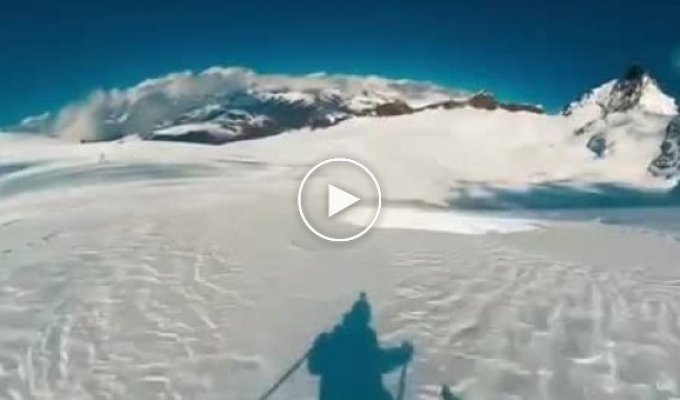 The skier only miraculously did not fall to the bottom of the ice crevice