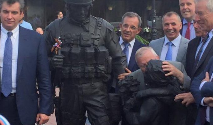В Крыму французский депутат поцеловался с памятником “вежливым людям”