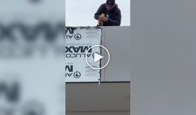 Защитную пленку снимают шуруповертом