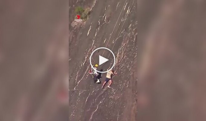 50-летний австралиец застрял на два часа на крутом склоне горы Бирва без страховки