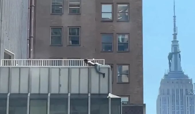 “People were panicking”: a hysterical man began throwing things from the roof of a skyscraper (3 photos + 1 video)