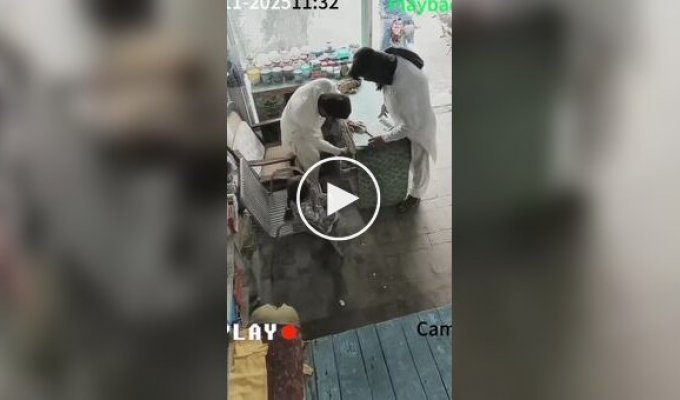 Девочка предложила леденец грабителю