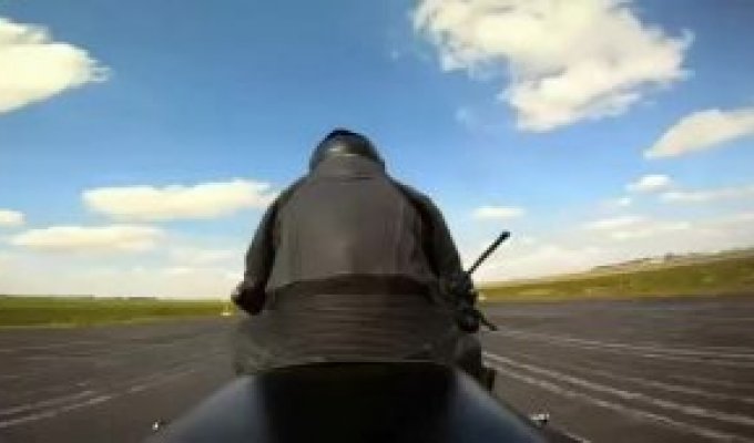Сногсшибательный трюк с мотоциклом и самолетом
