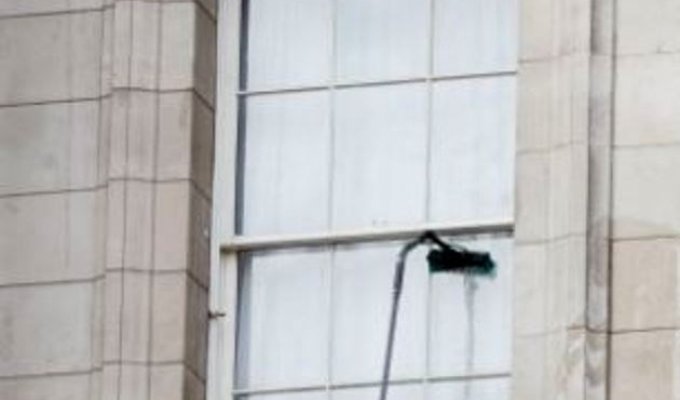 Как безопасно помыть окна на большой высоте (3 фото)