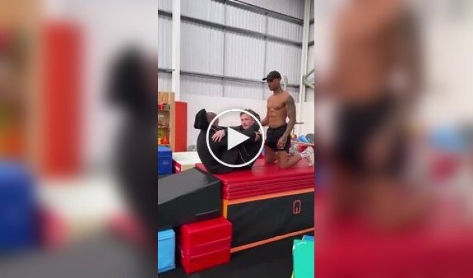 Парни выбили страйк