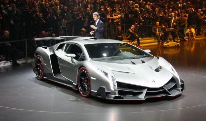 В компании Lamborghini официально показали модель Veneno (36 фото + видео)