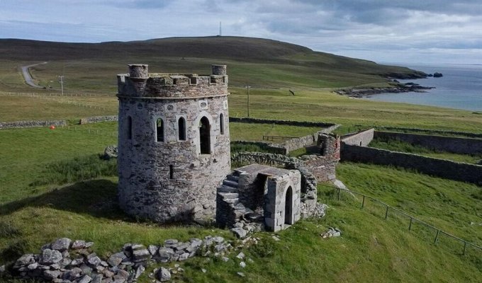 Castle on an island in Scotland is sold for only 30 thousand pounds - but there is one caveat (2 photos)