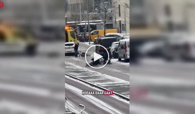 Парень на работе наблюдал падения велосипедистов и не смог удержаться от смеха