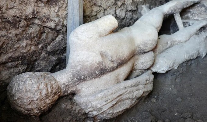 Болгарские археологи обнаружили статую Гермеса в древней канализации (3 фото)