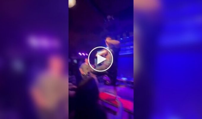 Разогрев толпы на метал-концерте в Польше