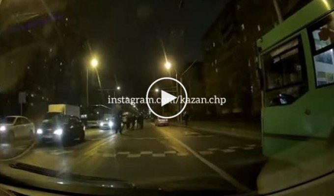 В Казани толпа избила водителя машины из-за громкой музыки
