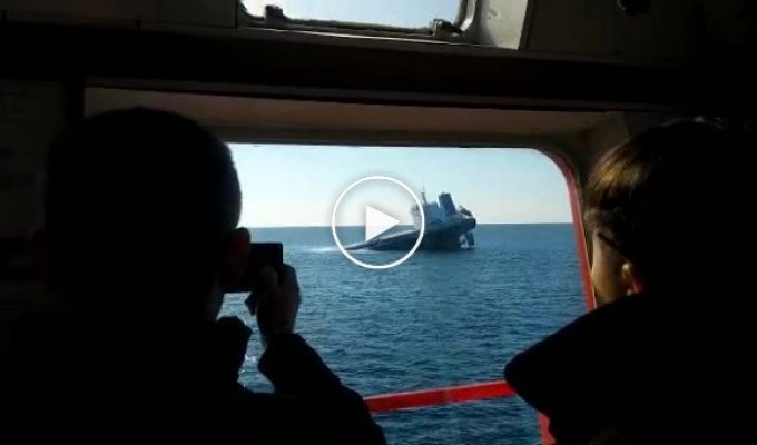 There was a video of a rapid dive under the water of a Chinese cargo ship in the Khabarovsk Territory