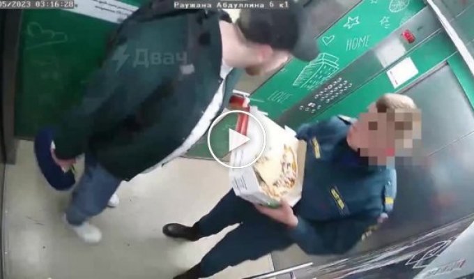 В России пьяный сотрудник МЧС кидался пиццей и плевался в лифте, за что и получил