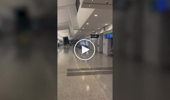 Пассажир угнал гольф-кар и прокатился в аэропорту