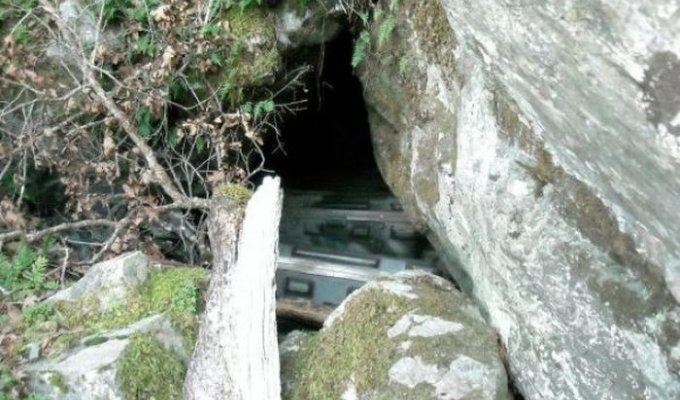 Впечатляющий тайник в пещере (8 фото)