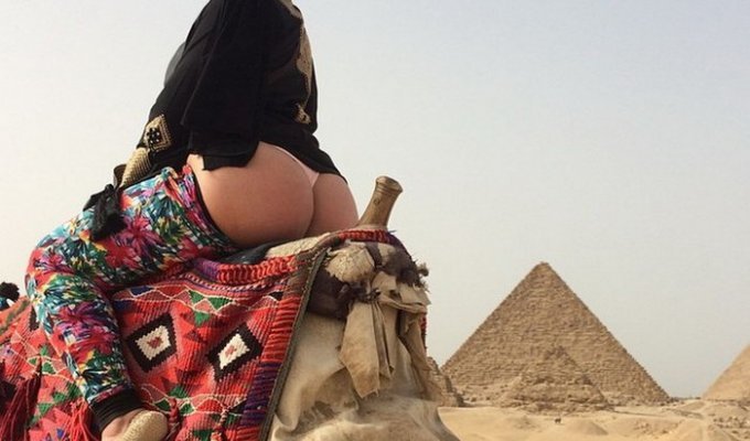 Американская порноактриса сфотографировала задницу на фоне пирамид (8 фото)